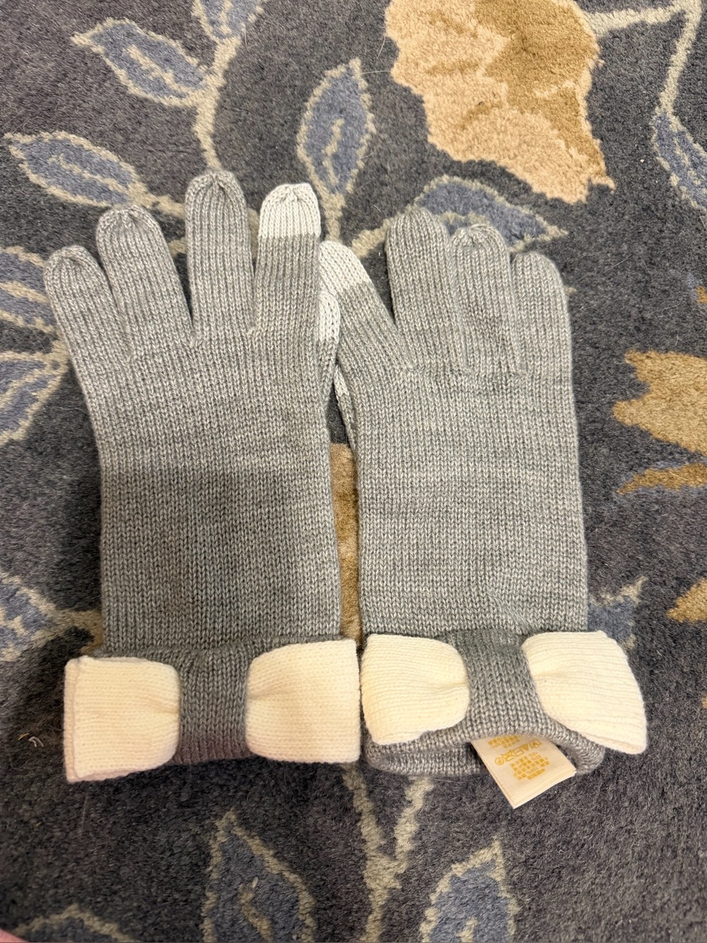 Kate Spade Gray Knit Touchscreen Gloves with Cream Bow Accents